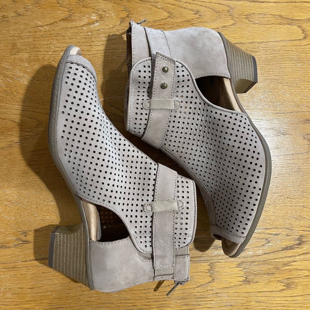 Earth low heel bootie